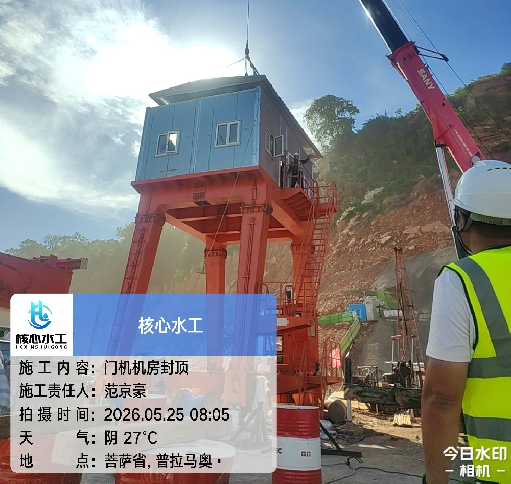 柬埔寨320kN門(mén)式卷?yè)P(yáng)啟閉機(jī)安裝